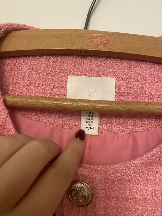 Różowy długi żakiet ze złotymi guzikami chanelka H&M