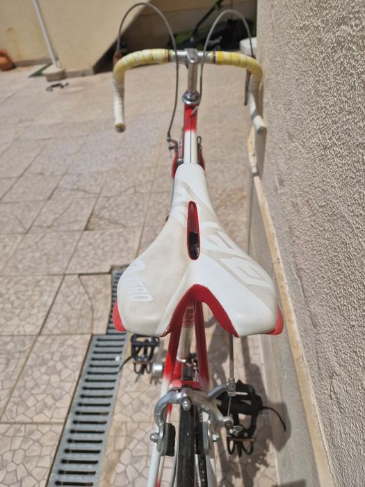 Bicicleta de estrada vintage em bom estado