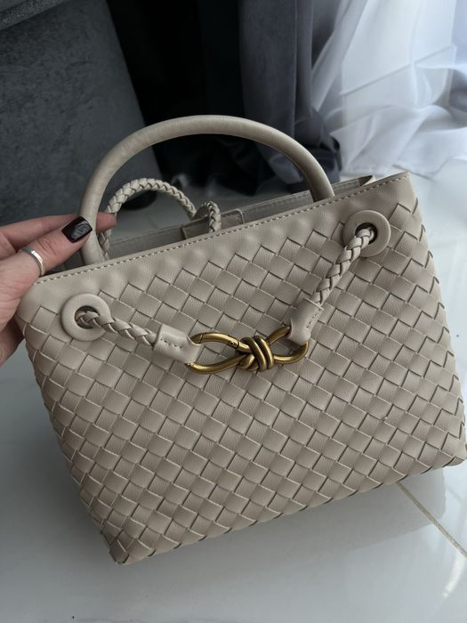 Плетена сумочка в стилі Bottega Veneta беж