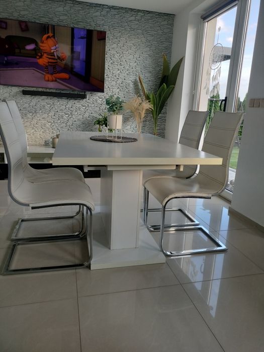 Bardzo ładne krzesła do jadalni