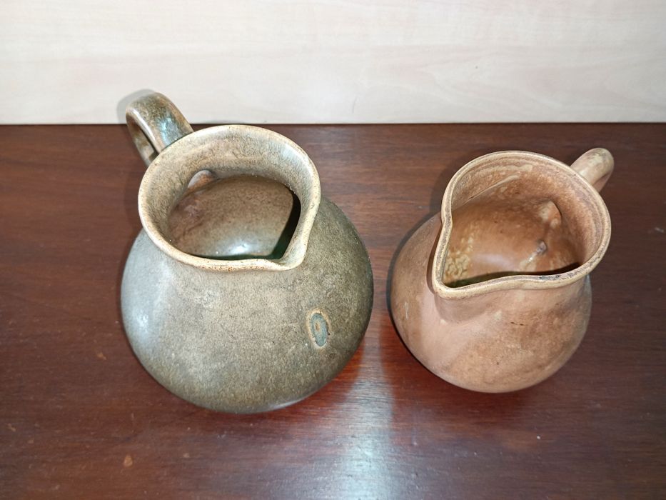 Par de canecas vintage em barro vidrado, com 12cm altura.
Perfeito est