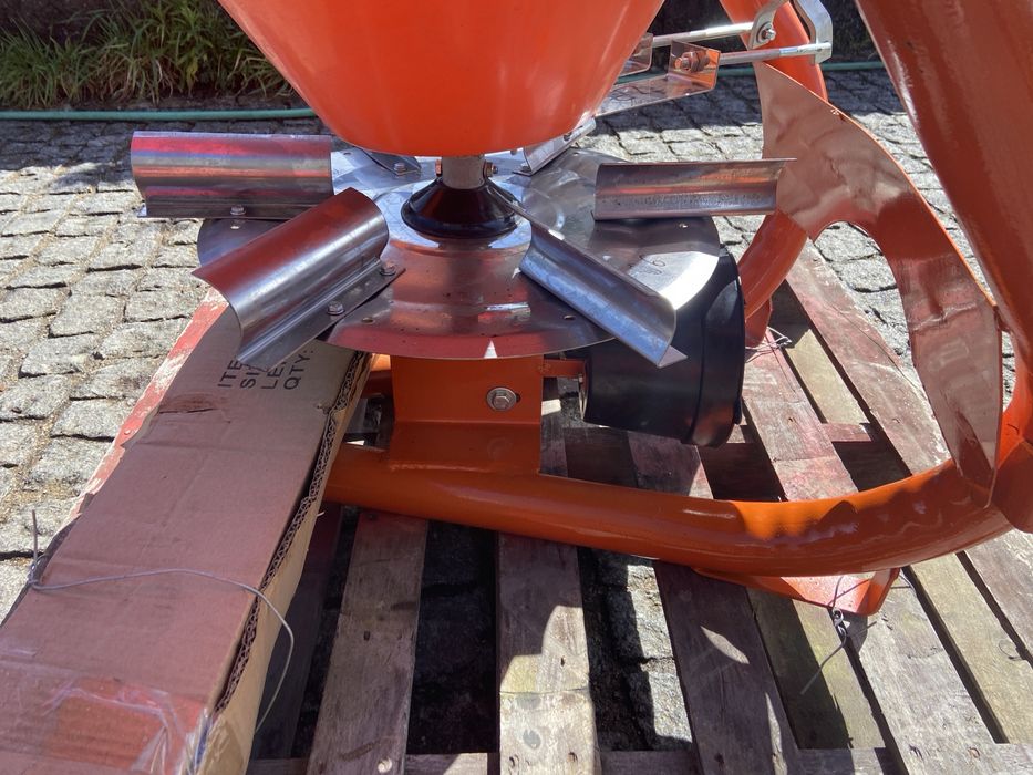 Distribuidor de adubo em fibra 500kg com prato inox