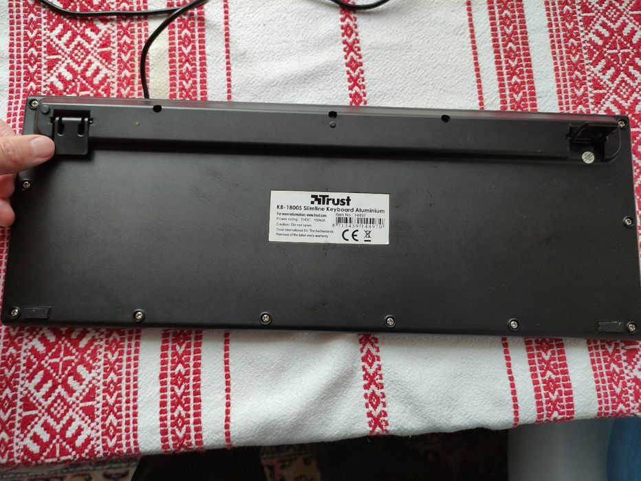 Клавіатура робоча,навушники до комп'ютера, навушники до телевізора.