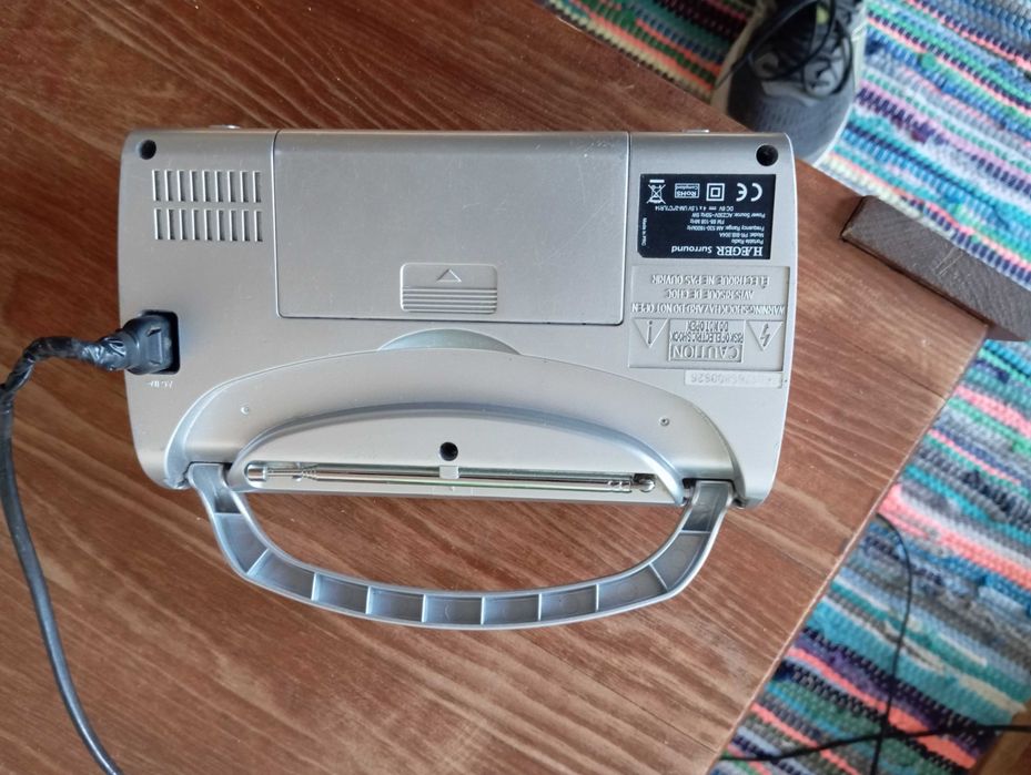 radio simples, a eletricidade e pilhas