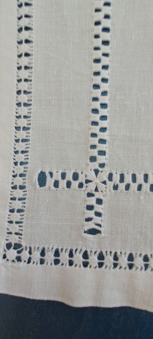 Caminho/ Naperon de mesa, em linho com detalhes de bordado à mão