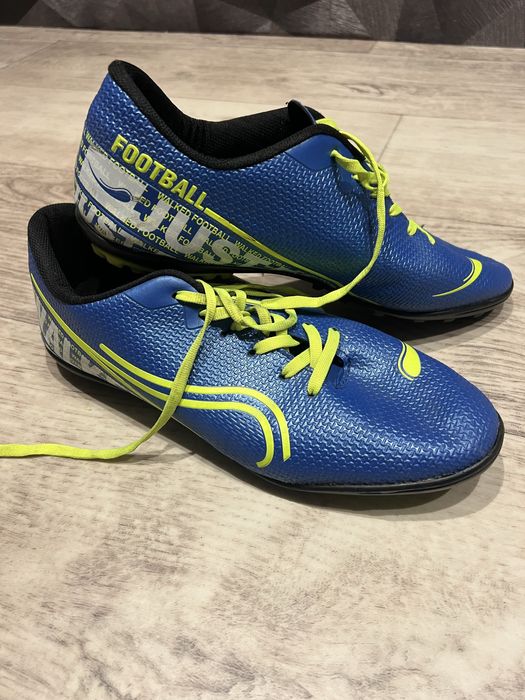 Футбольне взуття.
