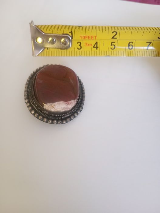 Broszka PRL z kamieniem naturalnym