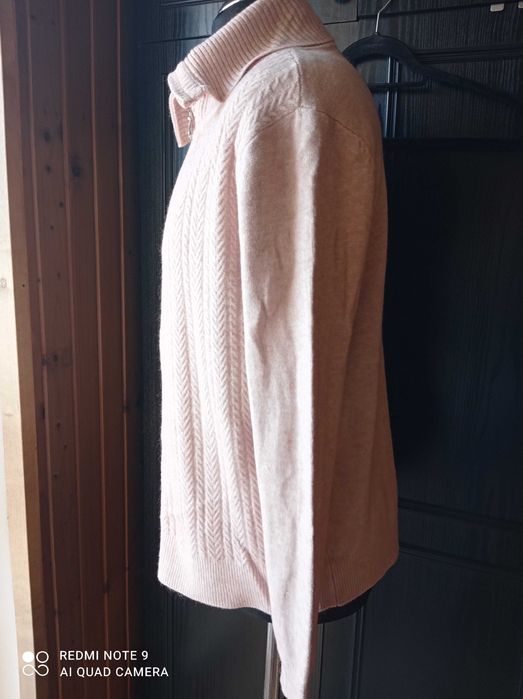 Ładny beżowy, duży, rozpinany damski sweterek z długim rękawem. M/L