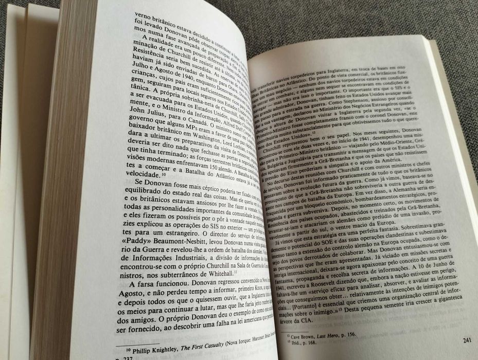 Livro "Espiões e Espionagem" de Phillip Knightley
