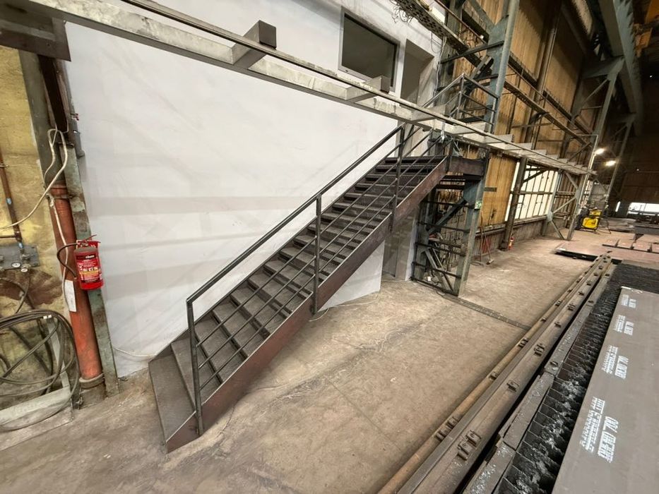 Schody metalowe samonośne , industrialne , loftowe i przemysłowe .