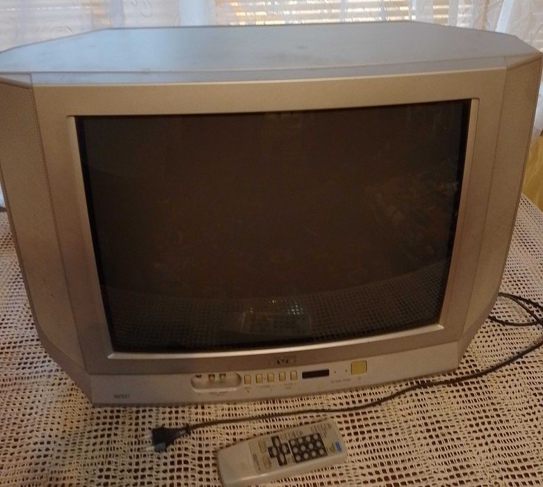 Телевізор JVC AV-21F4TEE, 21-дюймовий, працює, є пульт