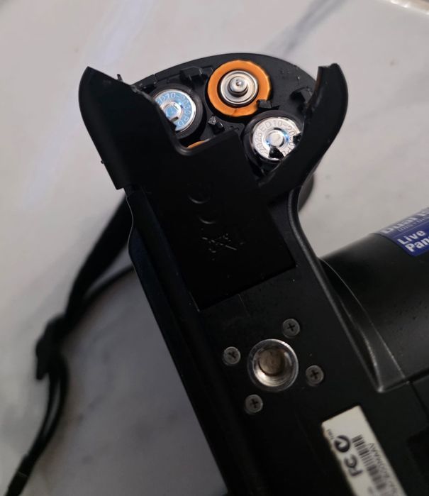 Maquina Digital Samsung tem a tampa das pilhas partida