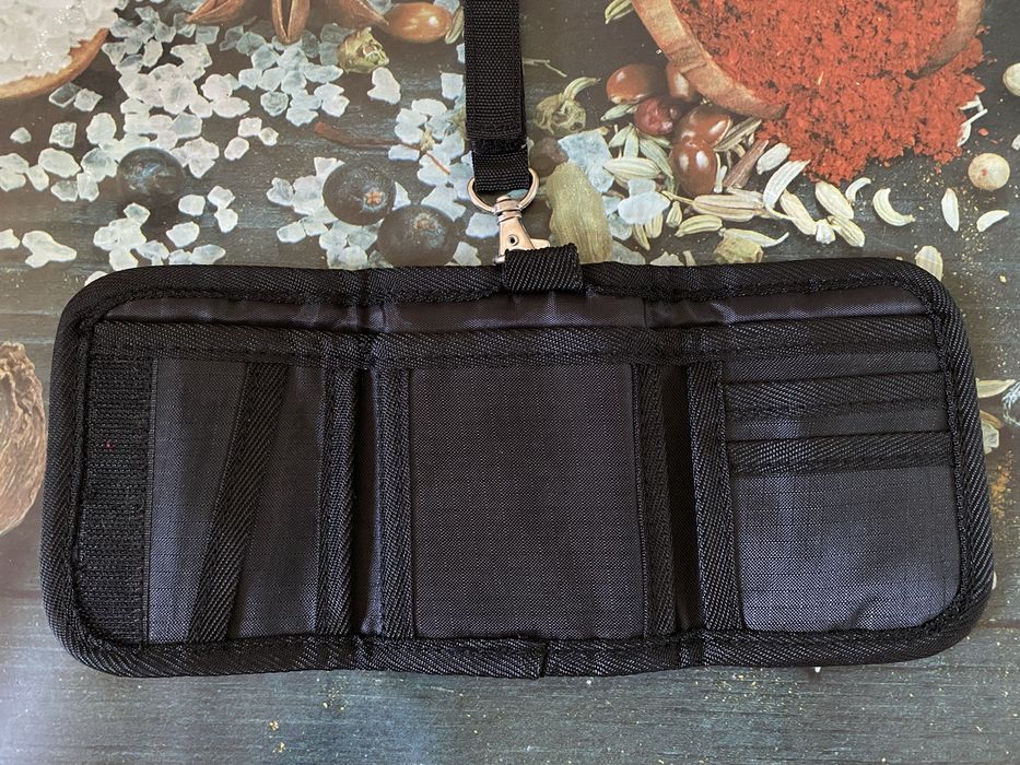 Кошильок чорного кольру.