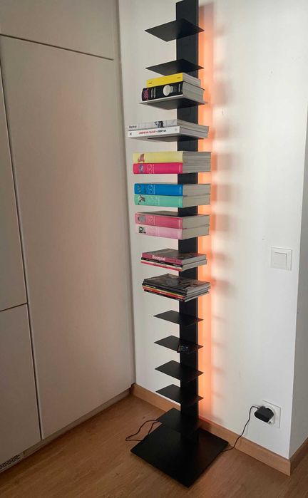 Estante Stance Areastore Area Store - aço lacado a preto - altura 202cm com iluminação LED