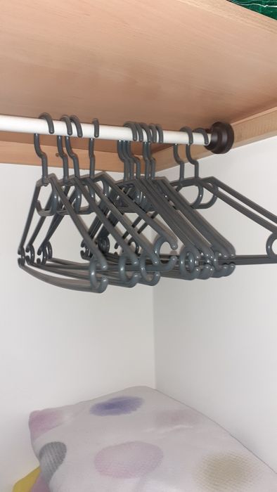 Various Plastic Hangers64285394924035121