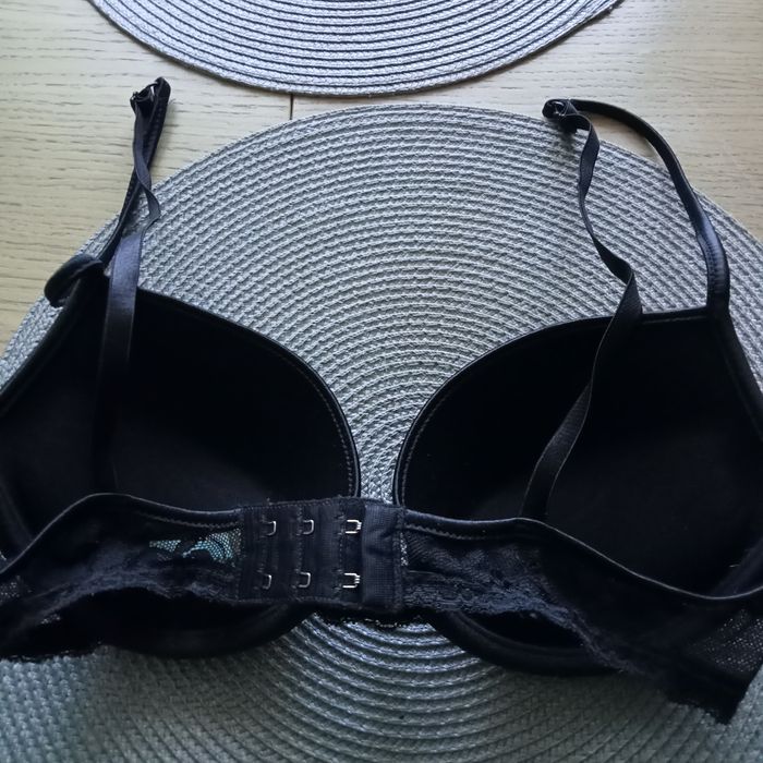 Biustonosz push up, koronkowy, czarny Triumph 70C
