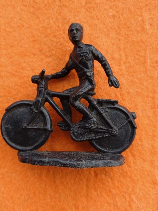 Antigo Boneco Monocromático