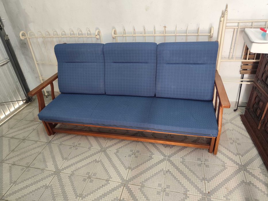 Sofá cama, com lugar para 3 pessoas
