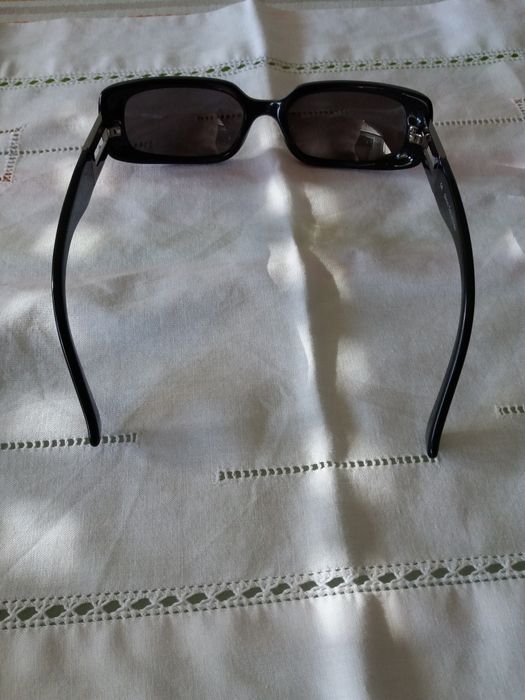 Óculos de sol de senhora pretos Guess