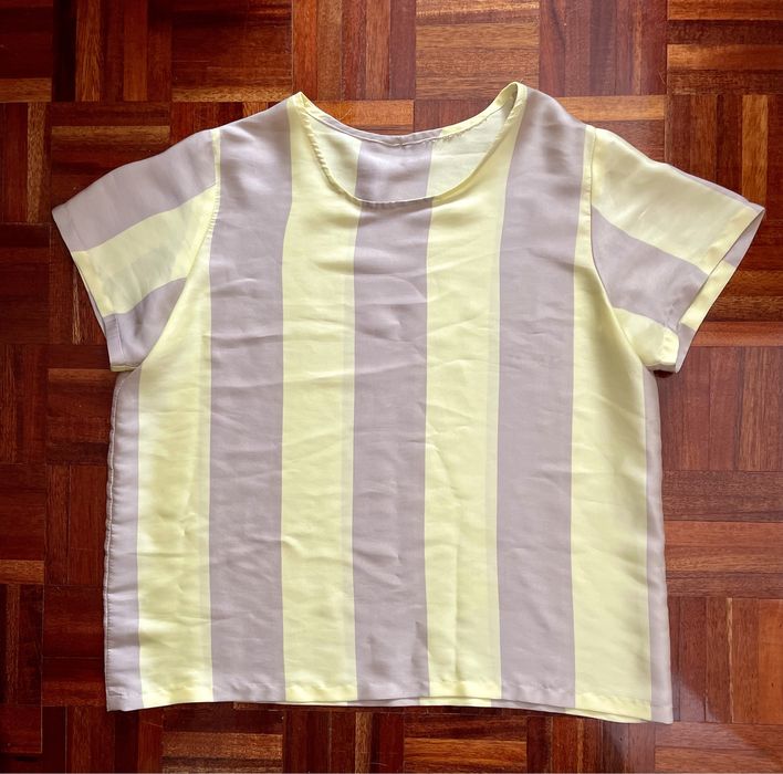 Camisola amarela e cinzenta com riscas