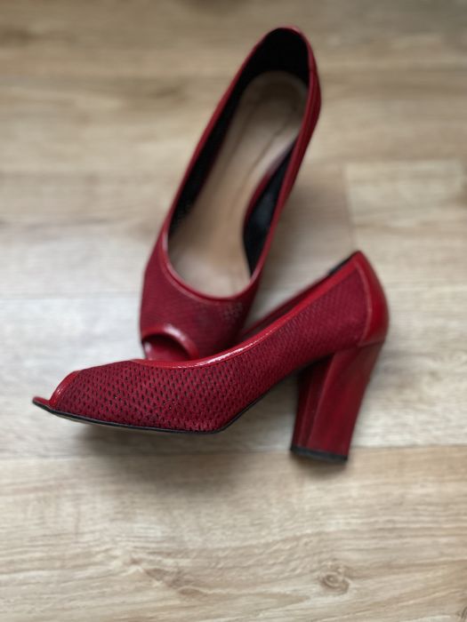 Туфлі з відкритим носком