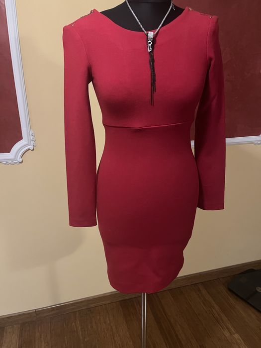 Elegancka sukienka. Podkresla figurę.