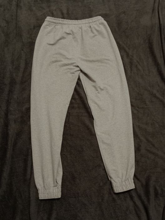 базові сірі спортивки