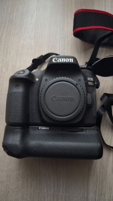 Canon 80D com varios acessórios e mochila