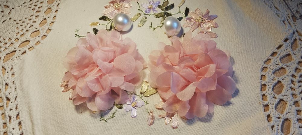 Tkaninowe delikatne kolczyki kwiatki płatki jasny róż