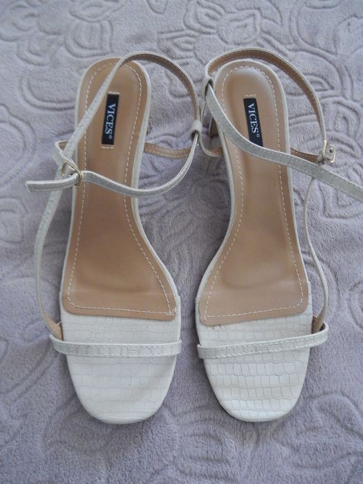 Sandały damskie na obcasie beżowe Vices r. 40