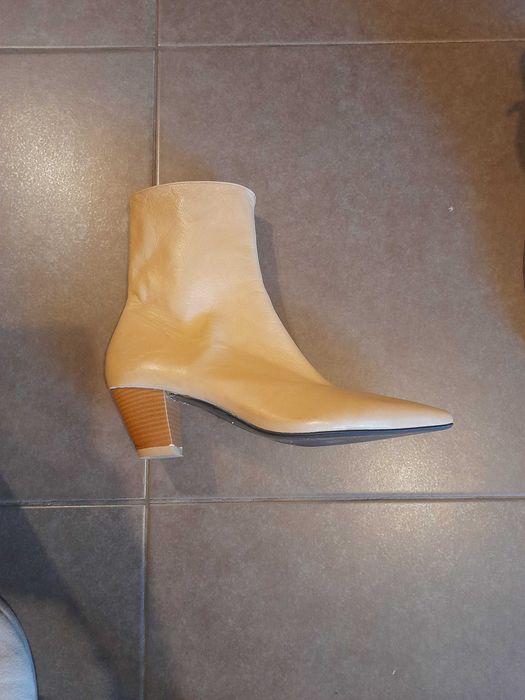 Botas em pele novas