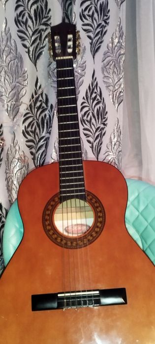 Продам гітару домашнього використання.