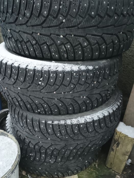 Sprzedam opony zimowe Nokian 235/55/17 z kolcami.