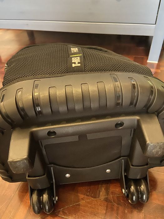 Mochila T-Rex com rodinhas