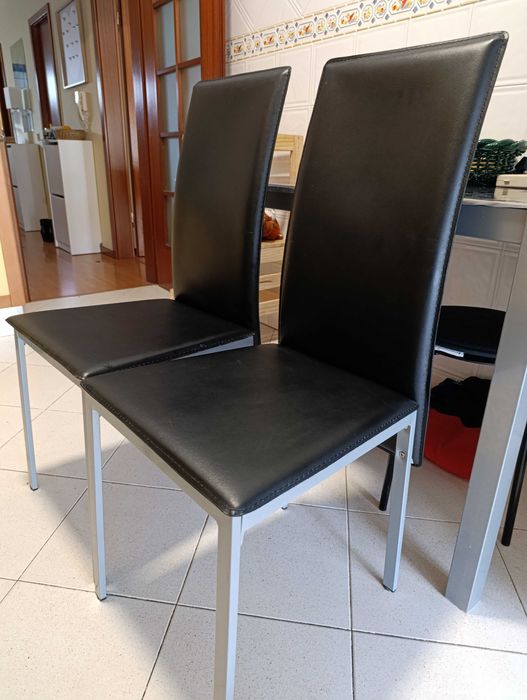 Mesa de cozinha ou sala com vidro preto + 2 cadeiras