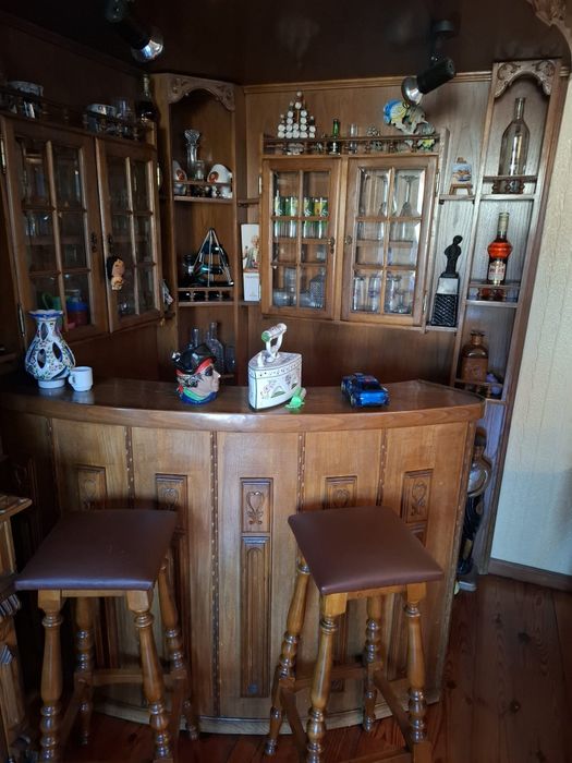 Móvel de bar em madeira com luz