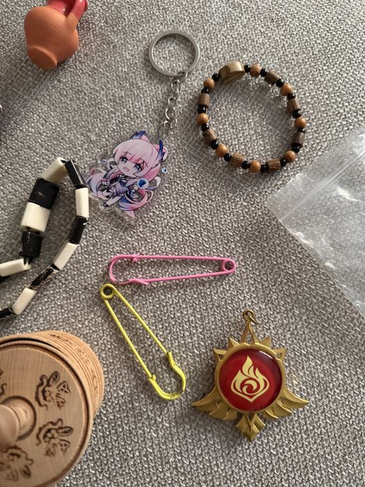 Броши, фарфор, фигурки брелки