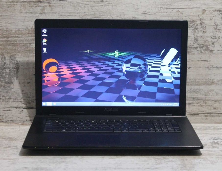 Игровой Ноутбук Asus X75 с большим экраном.