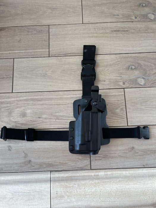Kabura taktyczna do glock 17 z oświetleniem