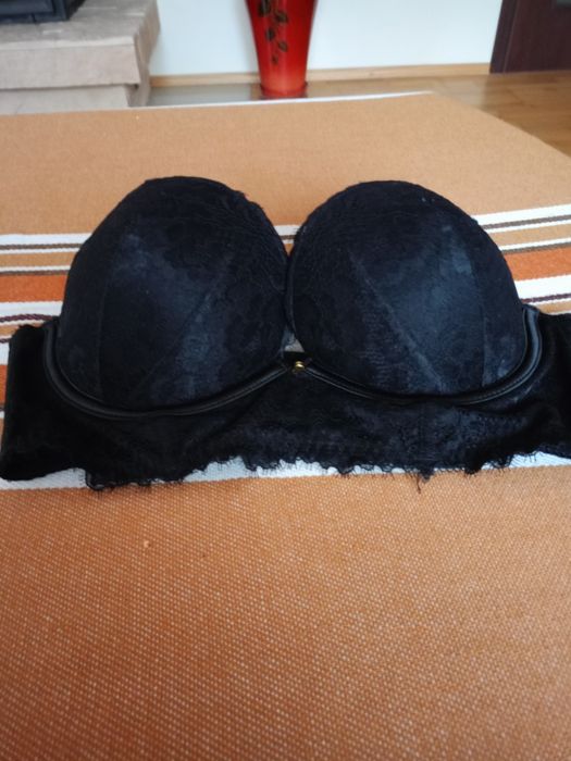 Piękny koronkowy czarny biustonosz.