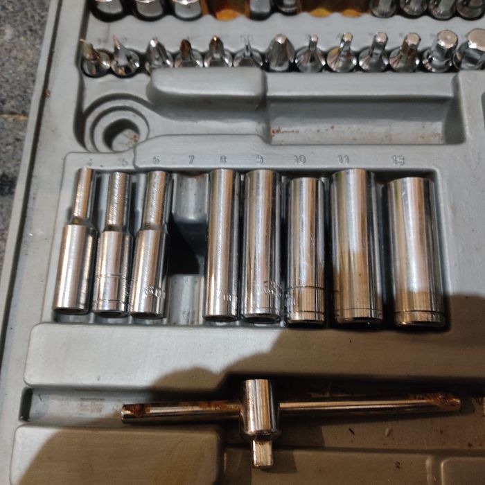 Zestaw kluczy nasadowych calowe i metryczne