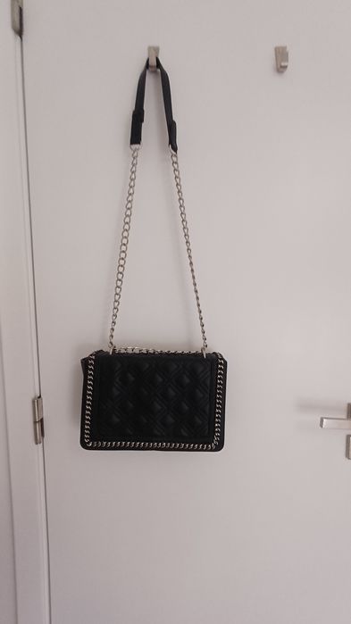 Mala preta com corrente (primark)