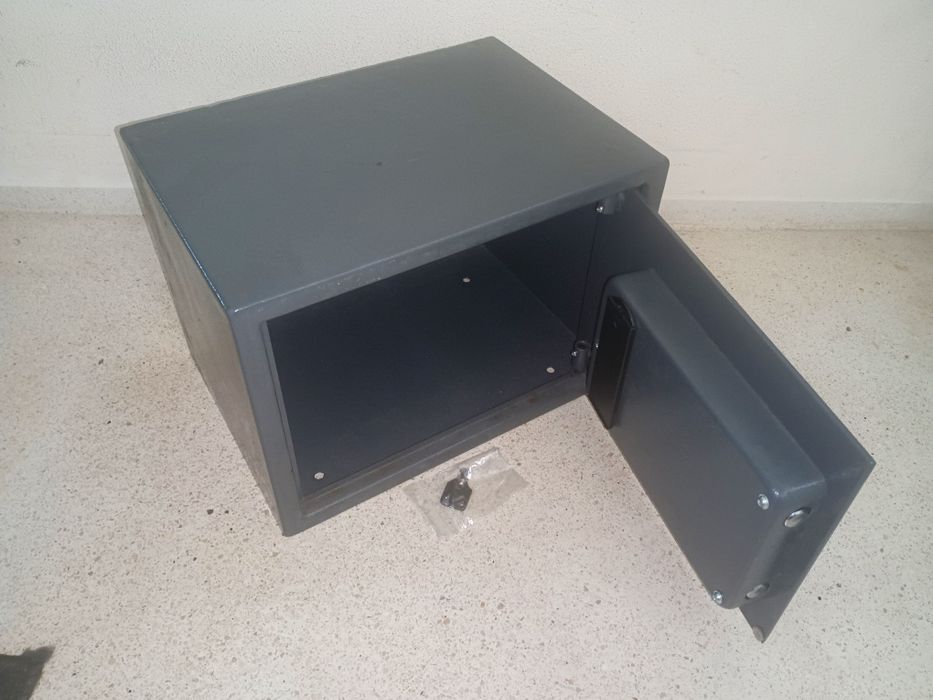 Cofre de segurança eletrónico/digital de encastrar ou fixar, construído em aço de cor cinzenta escura:  
​Dimensões: 35 \25 \ 25cm