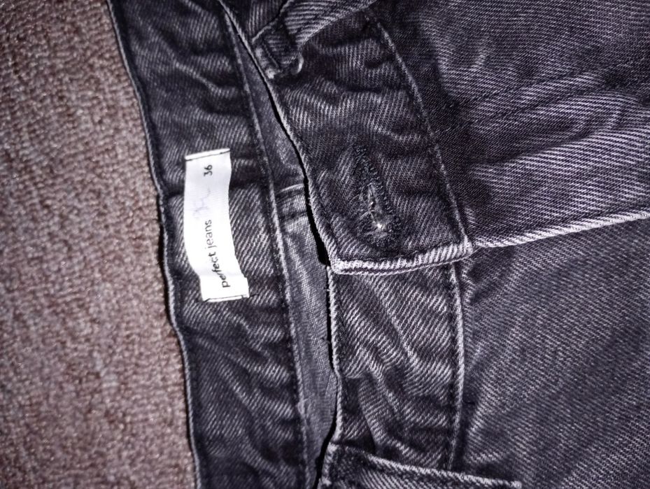 Perfect jeans rozmiar 36 szare proste nogawki niewysoki stan
Nie mają