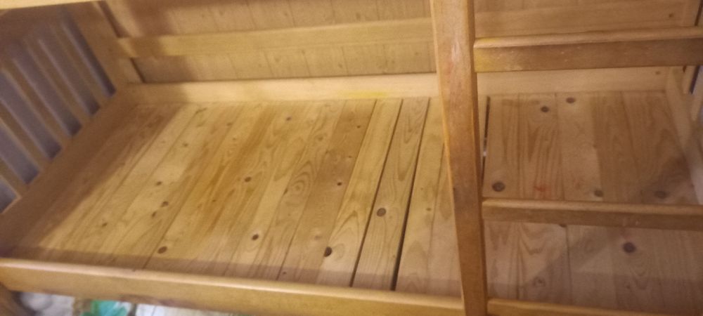 Двоярусне букове добротне ліжко з матрацами