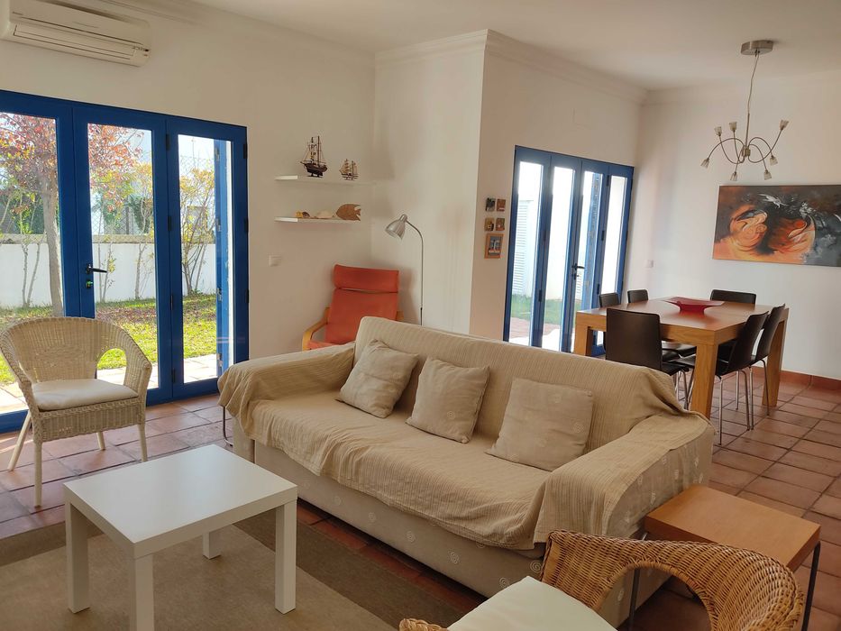 Vivenda com 3 quartos a 500 m da praia da Manta Rota