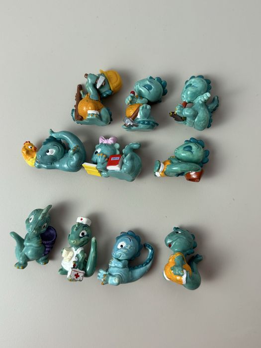 Бегемотики, гноми, динозаври, пінгвіни, кіндери 90х, старі кіндери