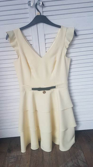 Sukienka w pięknym odcieniu koloru żółtego