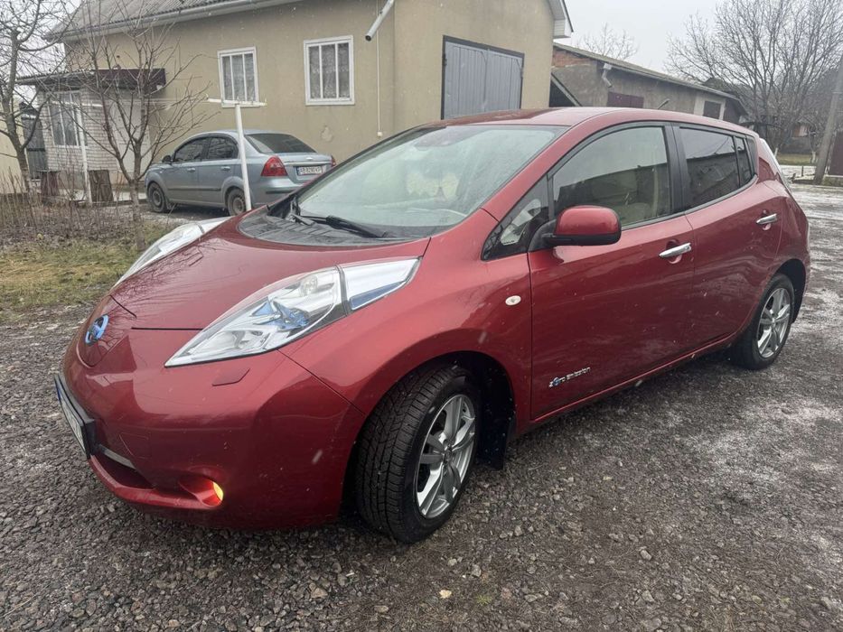 Nisan Leaf 2012 рік