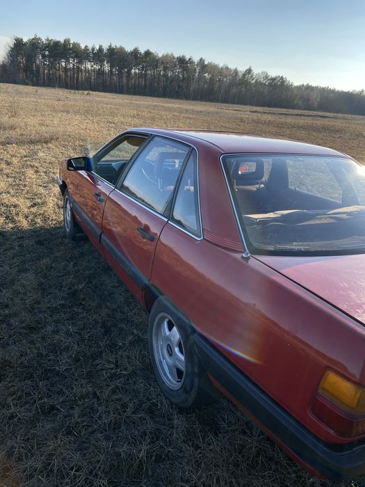 Продаєця AUDI 100 C3